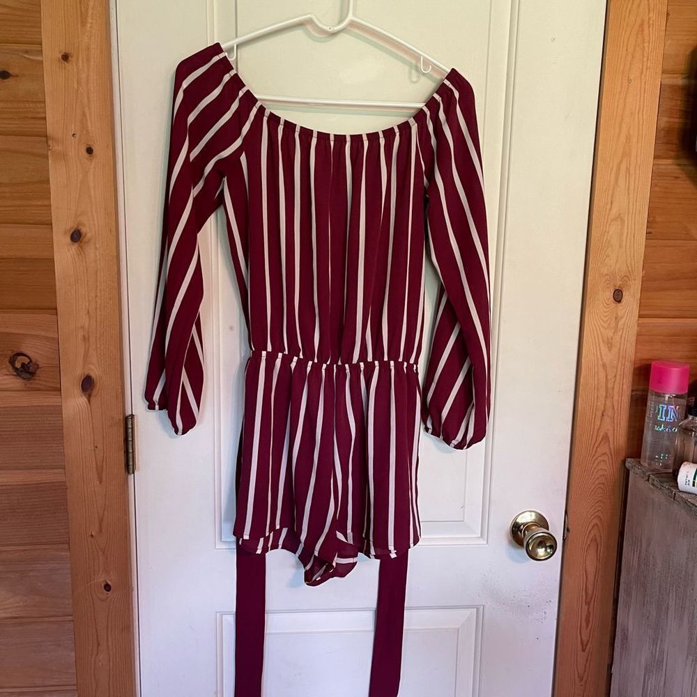 Forever 21 Womens romper size M
Burgundy and white